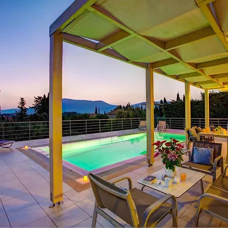 Sleeps 4 Pool Air Con Wifi Willa