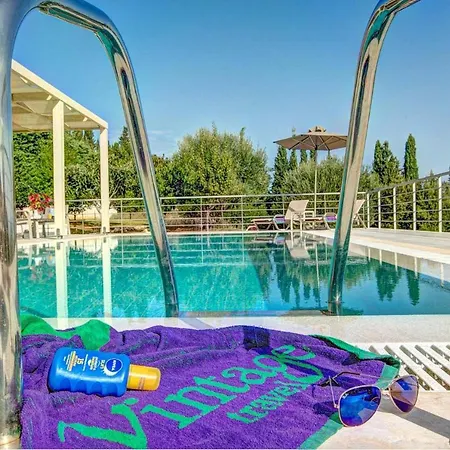 Sleeps 4 Pool Air Con Wifi *