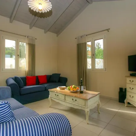 Sleeps 4 Pool Air Con Wifi Willa