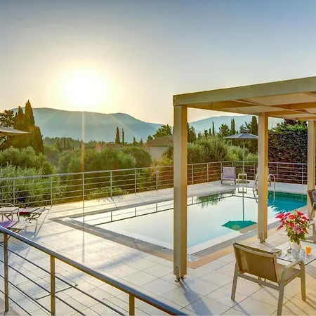 Sleeps 4 Pool Air Con Wifi Willa